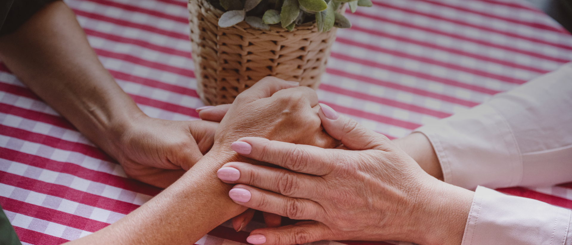 Forever Caring: Ineinander verschlungene Hände