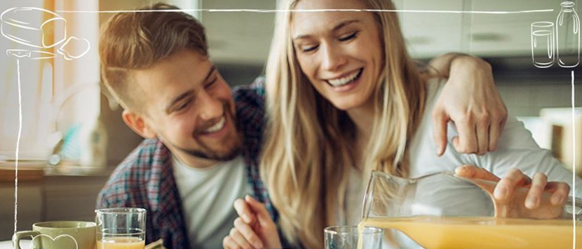 um homem e uma mulher bebendo suco