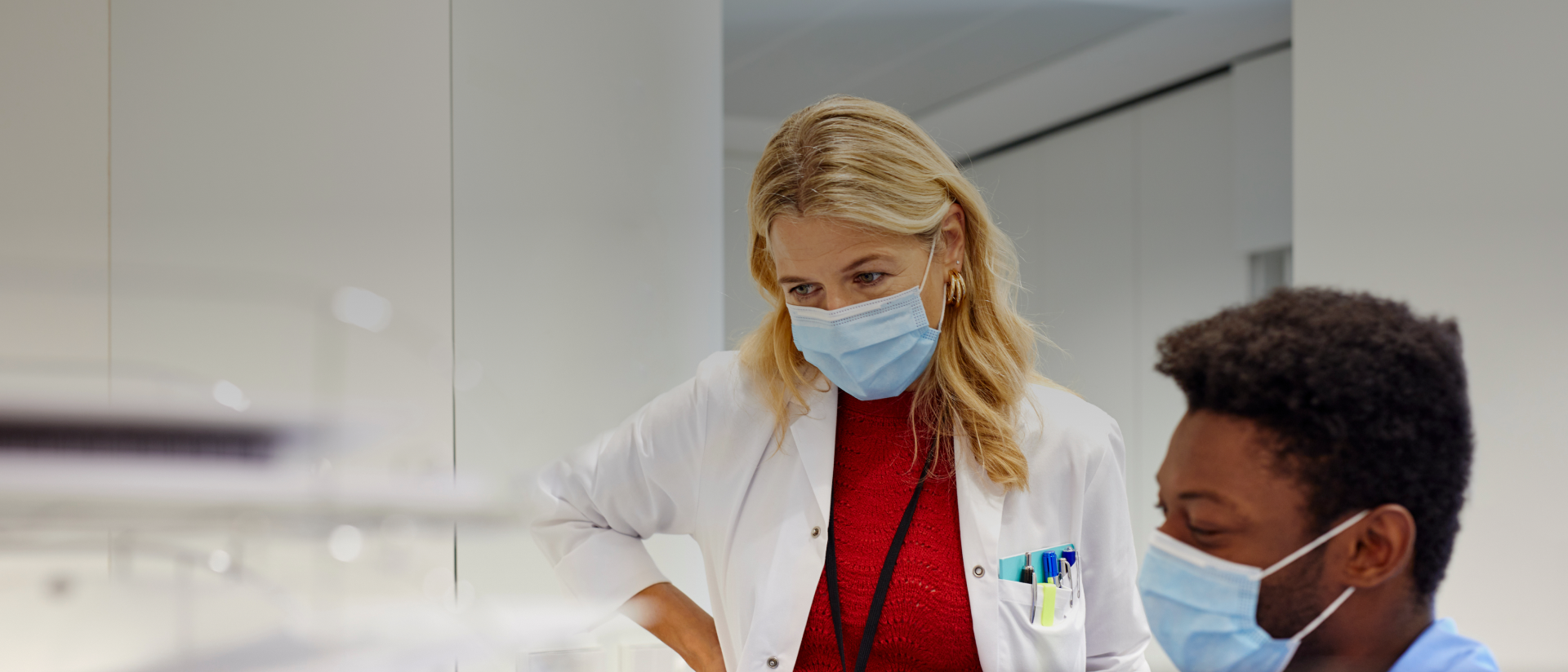 ein Arzt, der einen Patienten betrachtet