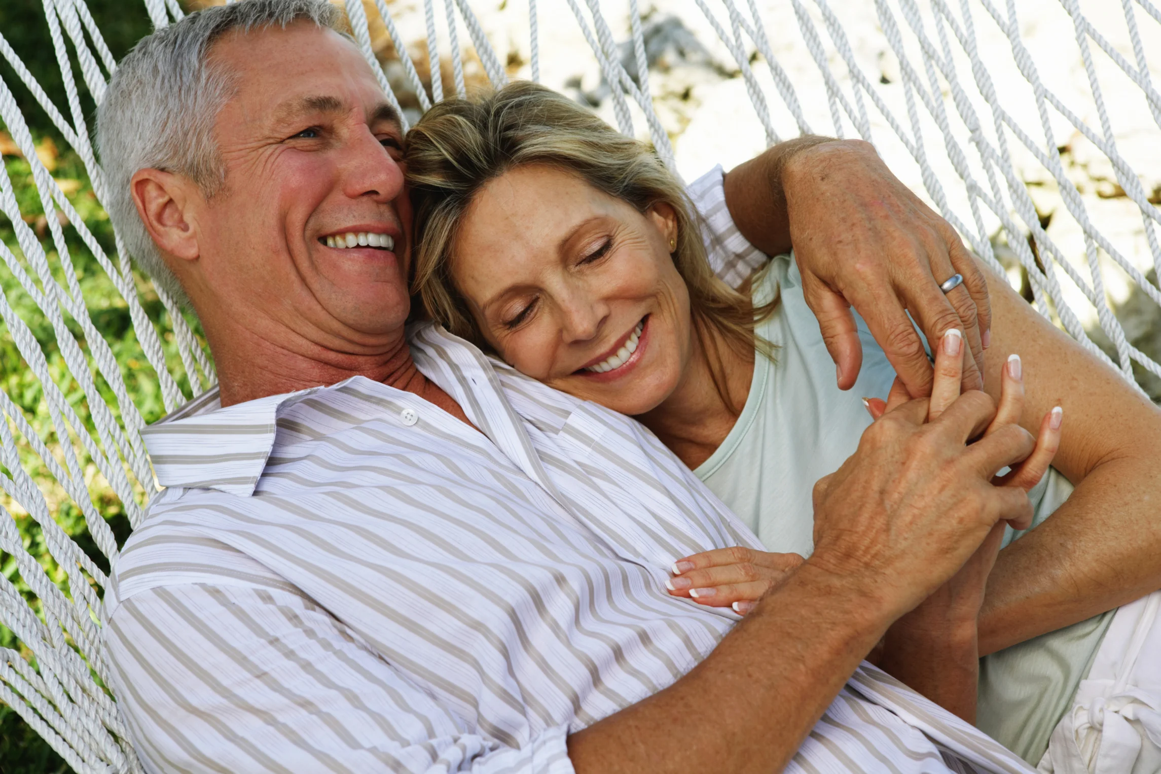 Un uomo e una donna che si abbracciano