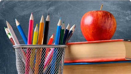 un gruppo di penne e matite in un cestino