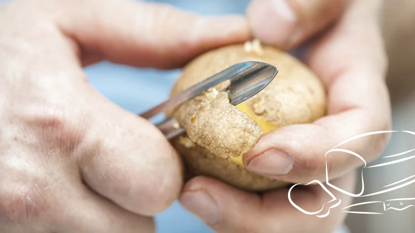 um close-up de uma pessoa descascando uma batata