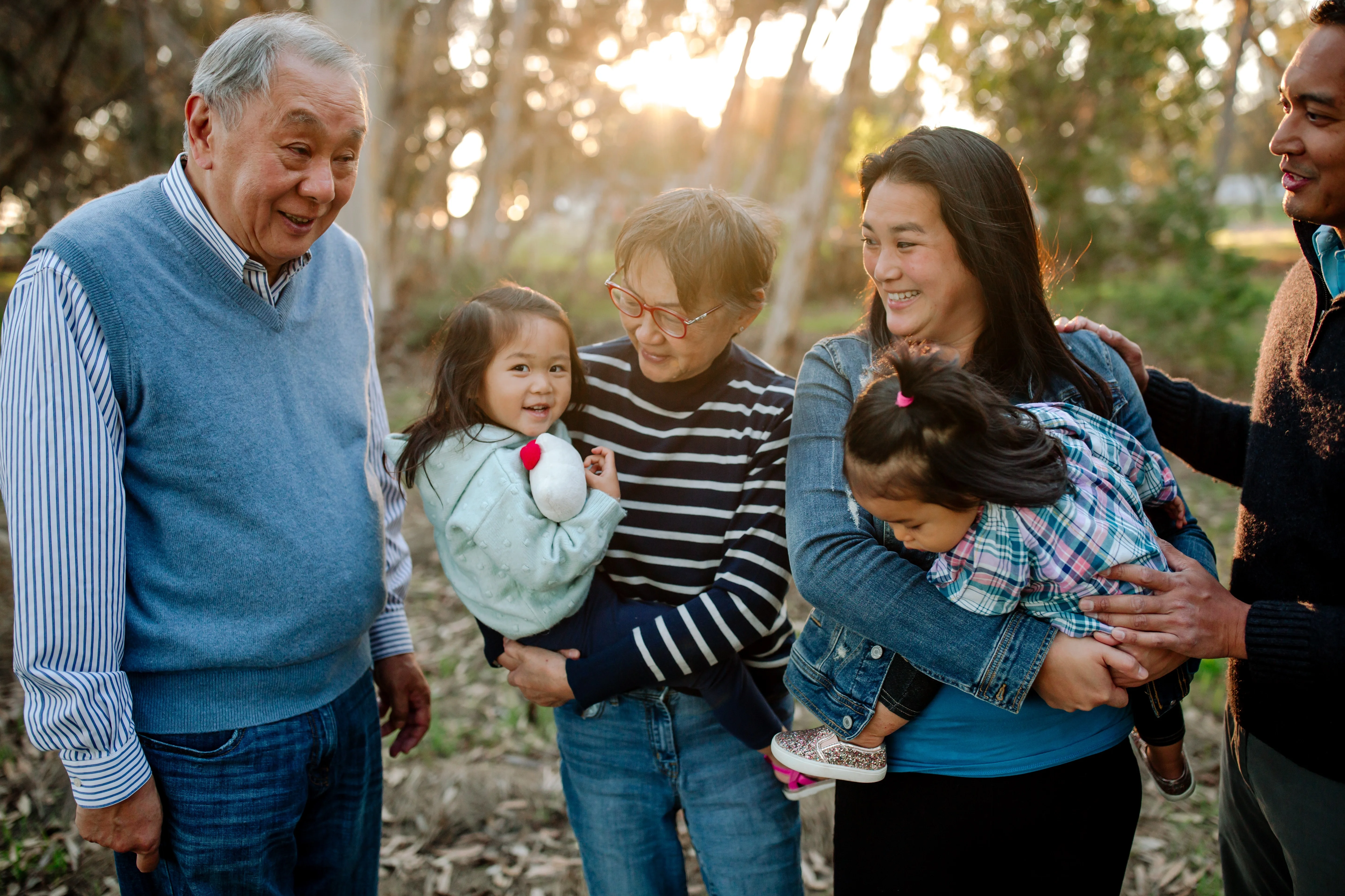 Famiglia fuori con bambini