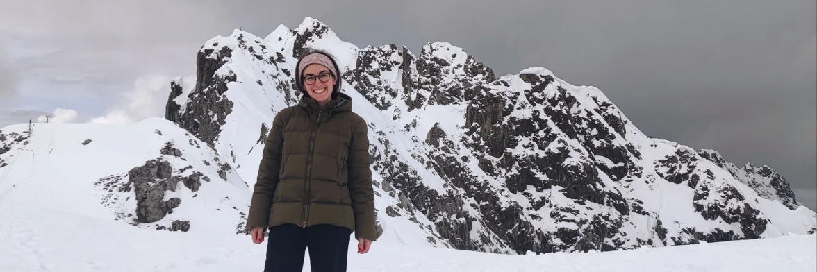 雪の中に佇む人