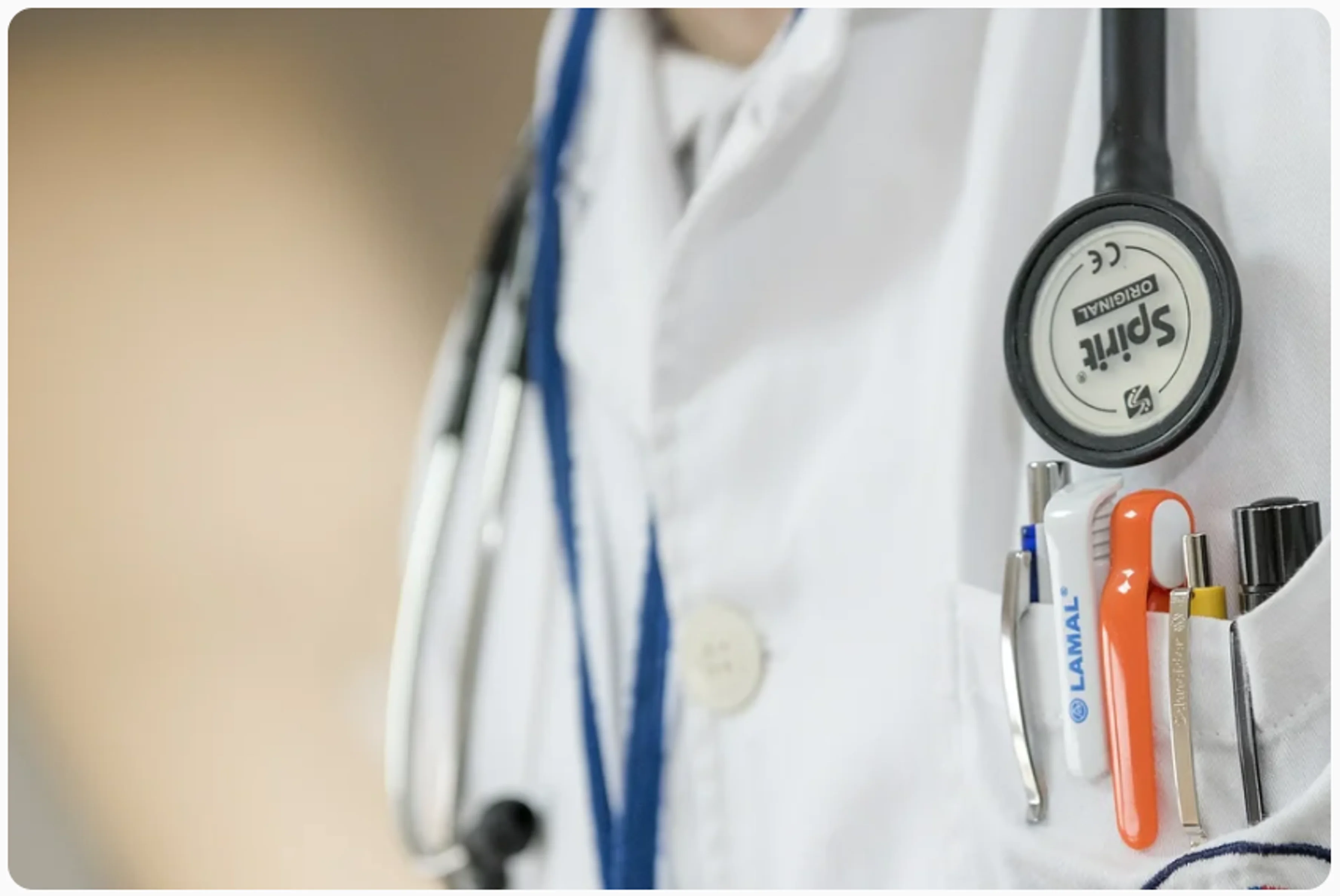 時計と数着の服