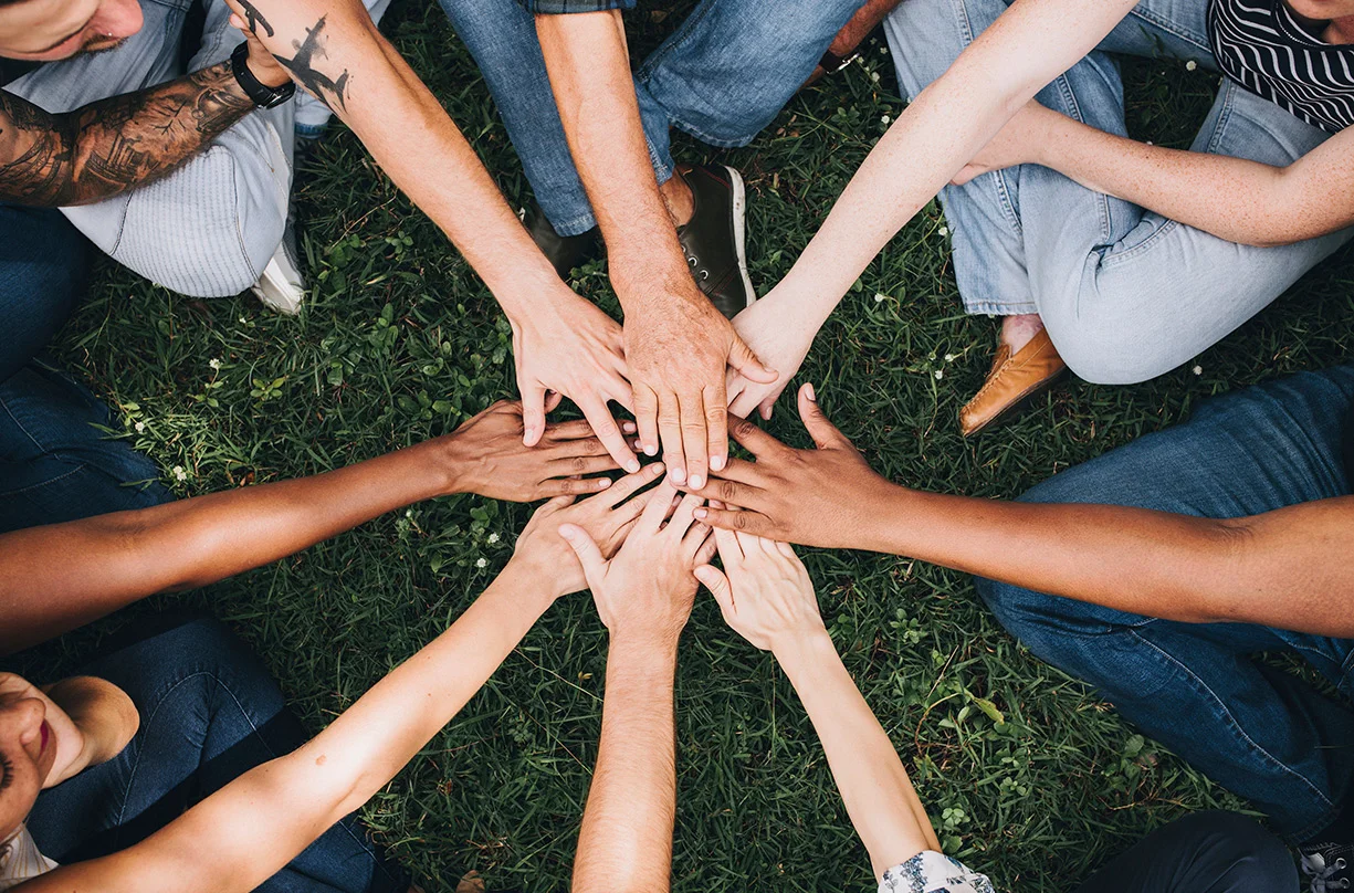 un gruppo di persone che si tengono per mano