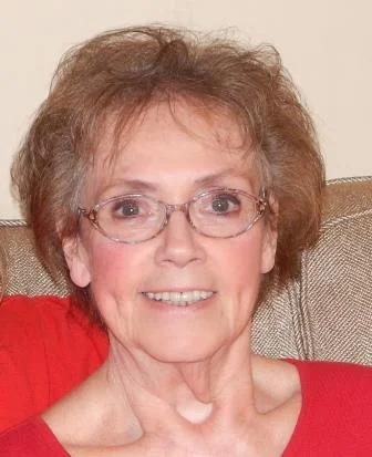 usmievajúca sa žena s okuliarmi