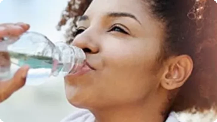 un bambino che beve da una bottiglia