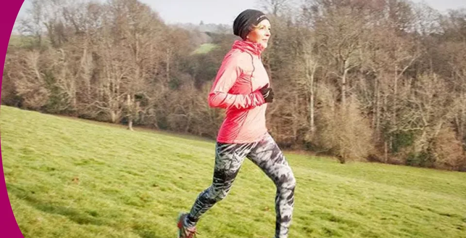 un uomo che corre su un campo d'erba