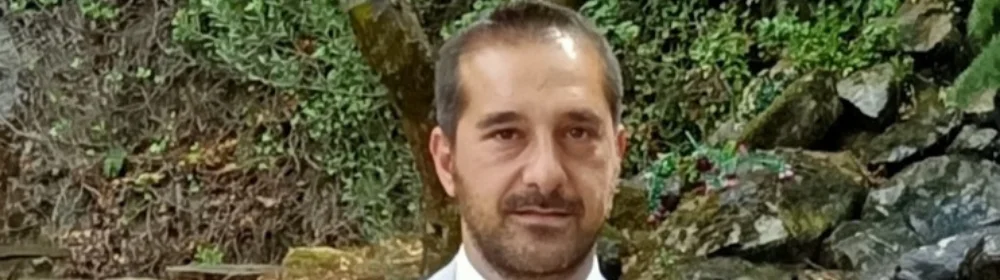 植物の前に立つ男性