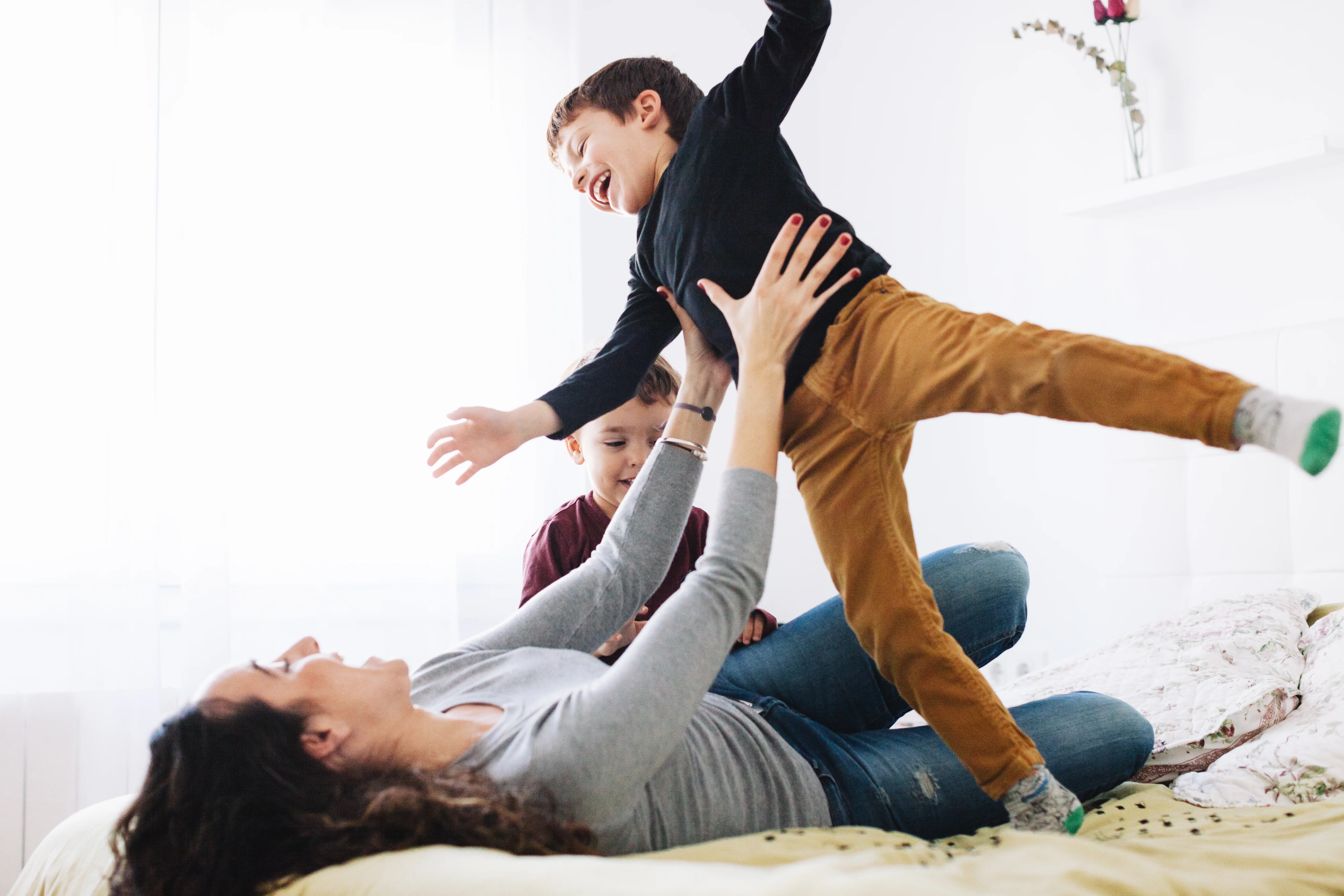 Une mère tenant un enfant