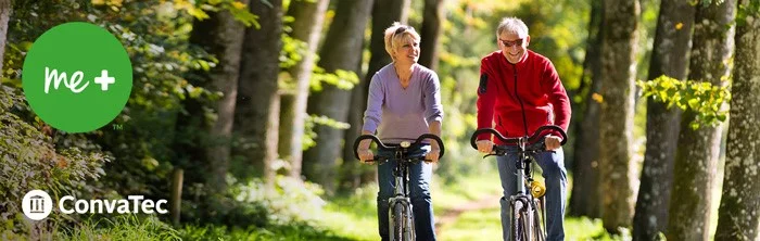自転車に乗る男女