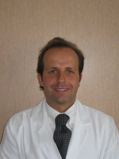 白いシャツとネクタイを着た男性