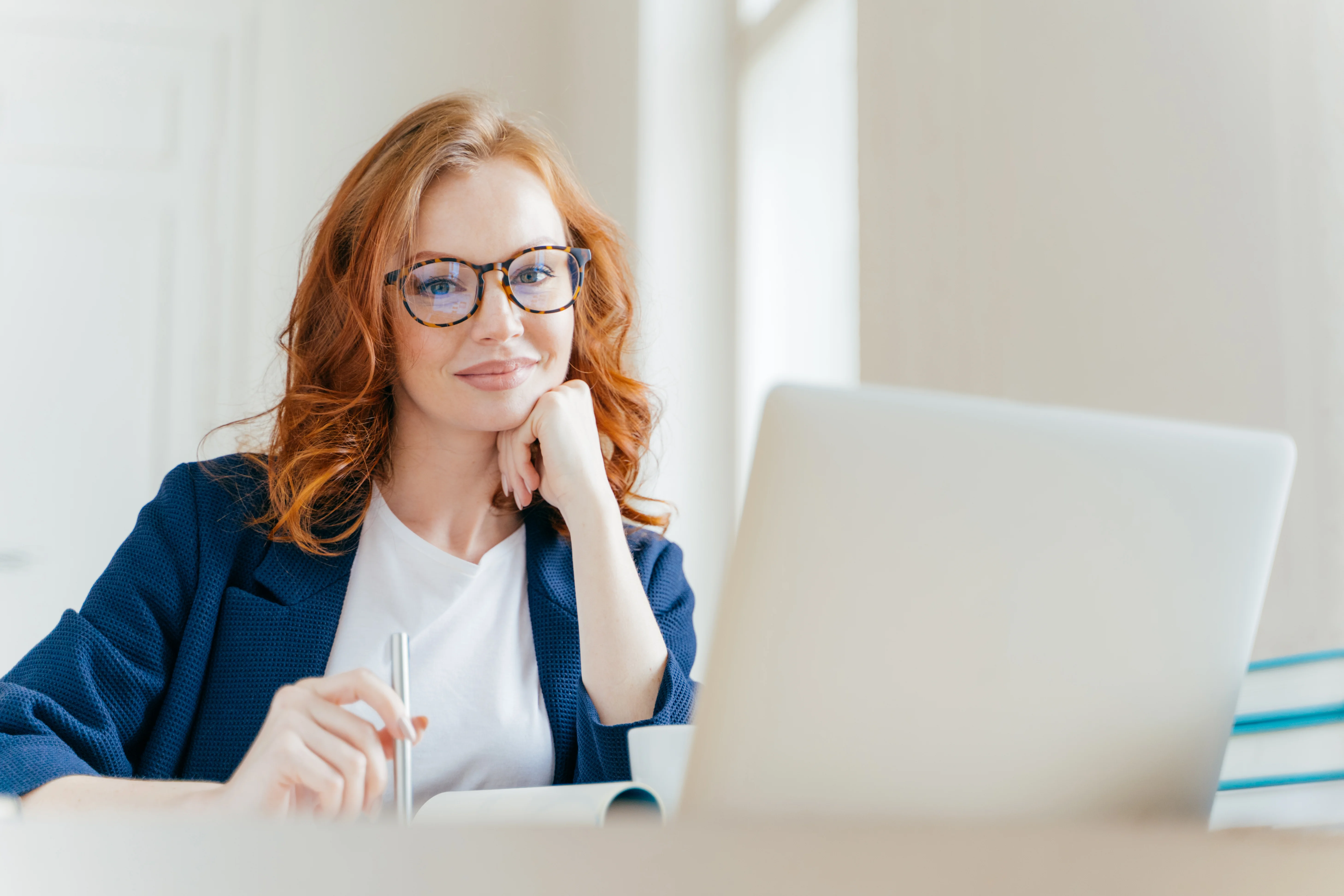 una donna seduta a un tavolo con un computer portatile