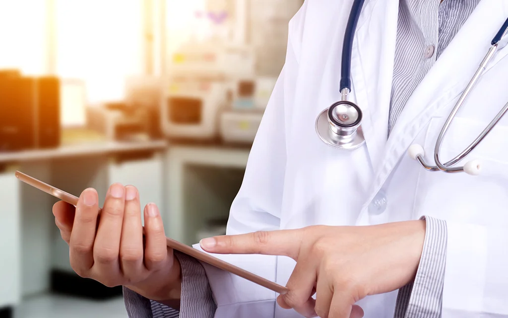 Ein Arzt, der die Hand eines Patienten hält