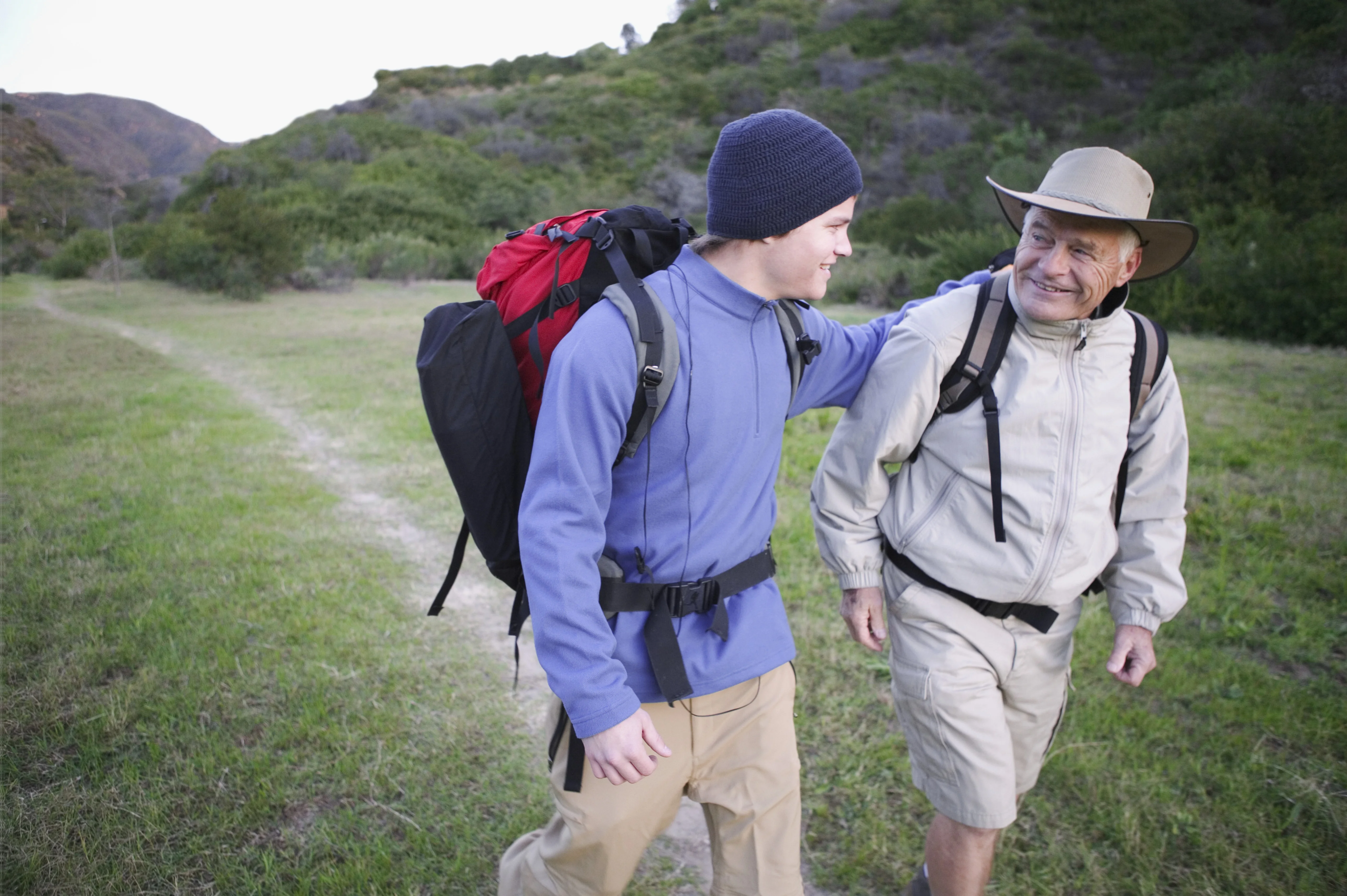山の中の小道を歩く男女