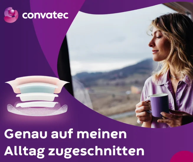 Eine Krankenschwester blickt enstpannt aus dem Fenster und hält eine Tasse Kaffee in der Hand 