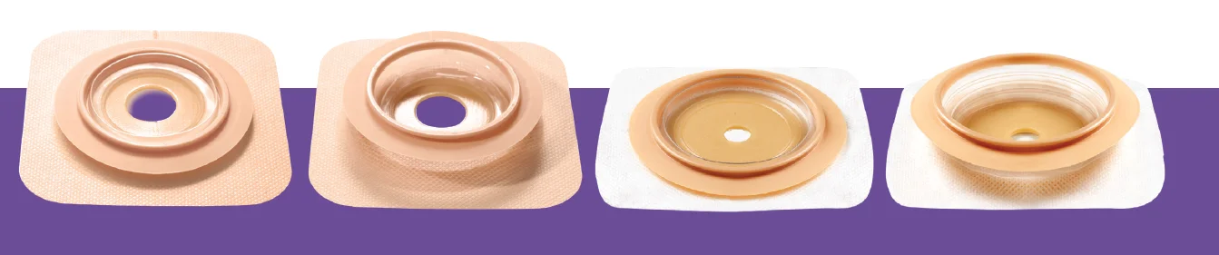 un gruppo di piatti con liquido di colore diverso in essi